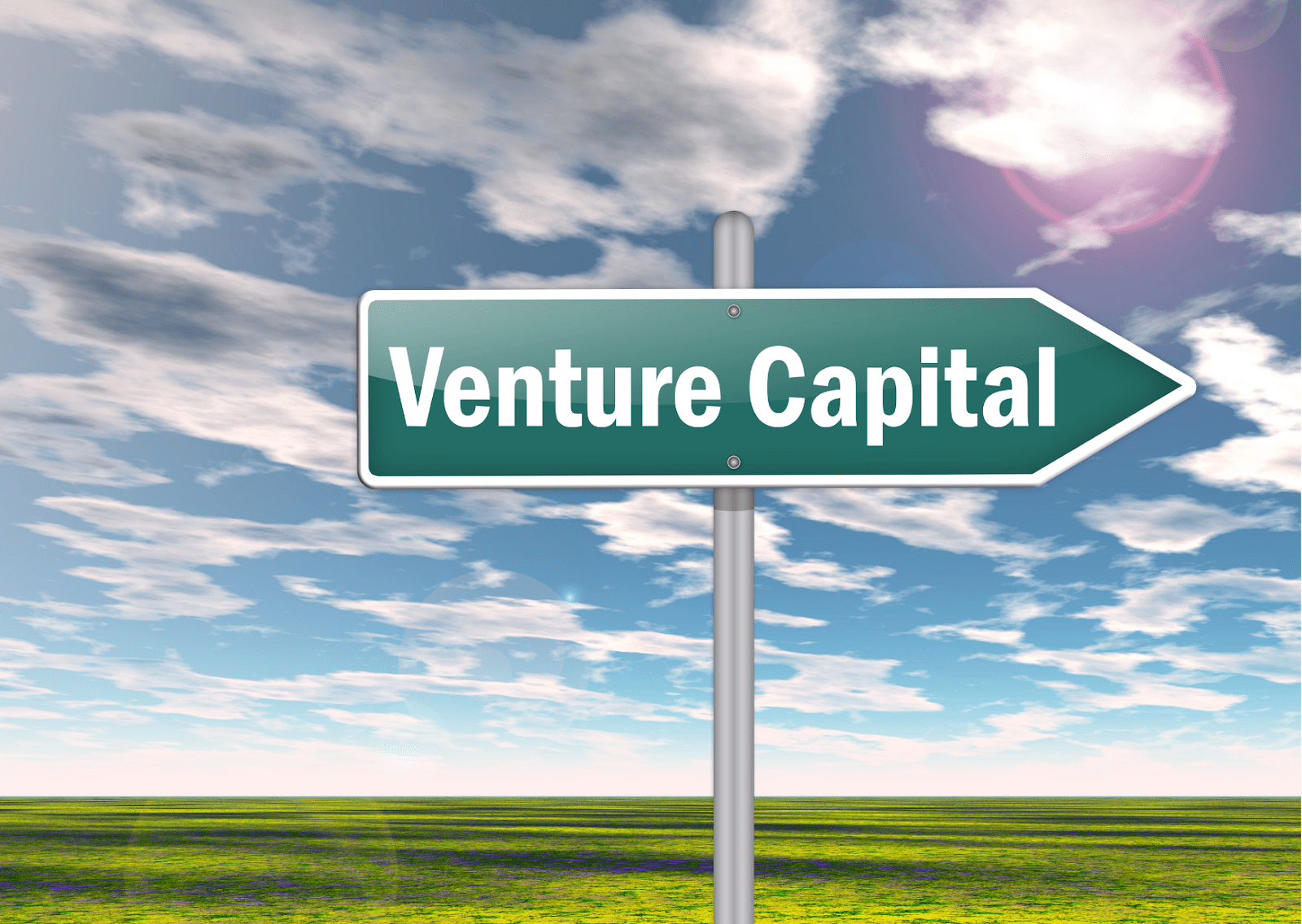 Sobre paisagem de céu azul e nuvens, e campo verde, está uma placa em destaque, verde, com seta apontando para a direita, escrito venture capital, exemplificando as maiores gestoras de venture capital do mundo.