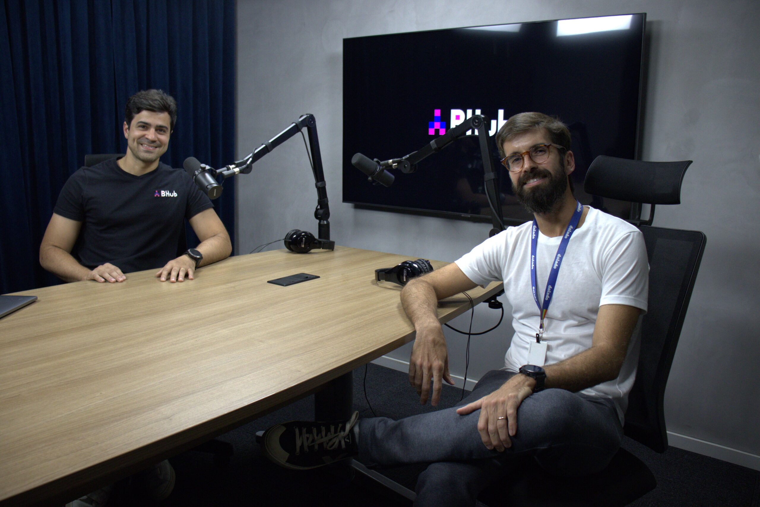 Jorge Vargas Neto e Guilherme Freire no estúdio de podcast durante a gravação do Papo de Empreendedores.