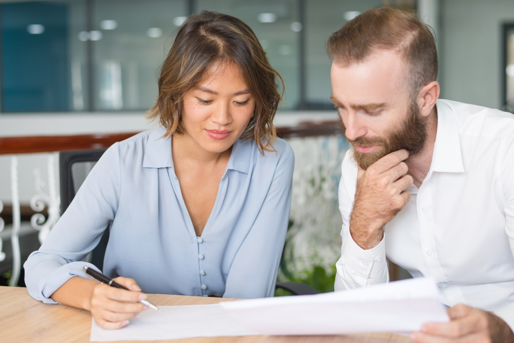 Foto grátis especialistas em negócios pensativos analisando relatório para ilustrar artigo sobre como a boa gestão financeira pode contribuir para a tomada de decisão estratégica da empresa
