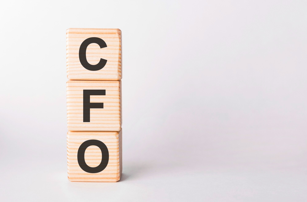 Foto cartas de cfo de blocos de madeira em forma de pilar em branco para ilustrar assim artigo sobre o que é CFO as a Service e como ele pode aumentar a eficiência da sua empresa.