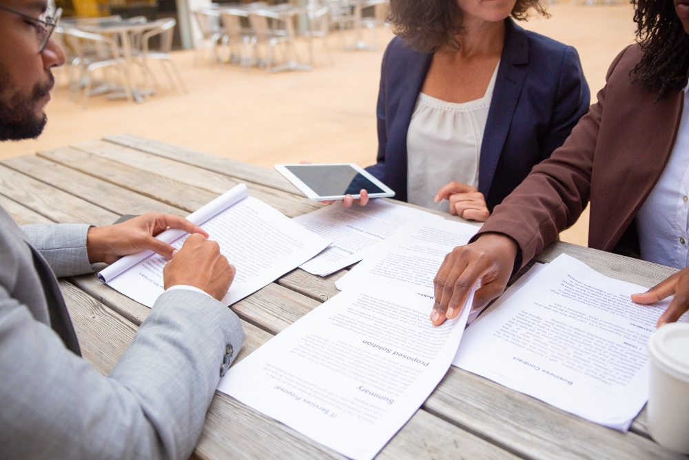 especialistas jurídicos revisando documentos de clientes para ilustrar então artigo sobre os principais serviços de paralegal que podem ser terceirizados