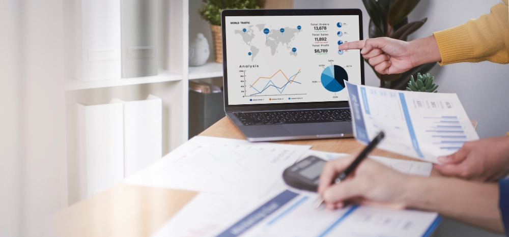 gráfico de análise de plano de reunião de empresários estratégia de finanças da empresa para ilustrar assim artigo sobre como escolher o melhor serviço de contabilidade digital para sua empresa.