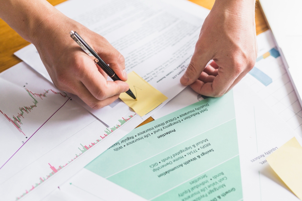 marcação de mão do empresário em notas sobre o documento para ilustrar assim artigo sobre como o BPO financeiro simplifica a emissão de nota fiscal.