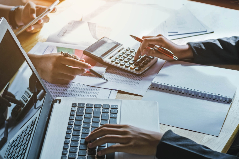 Foto conceito de contabilidade de mulher de negócios de trabalho em equipe financeira no escritório para ilustrar assim artigo sobre Os 3 erros mais comuns no planejamento financeiro com base em demonstrações contábeis