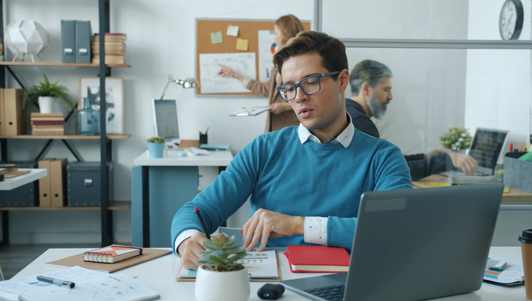 Foto de homem mexendo em computador para ilustrar assim artigo sobre os tipos de desconto em folha de pagamento