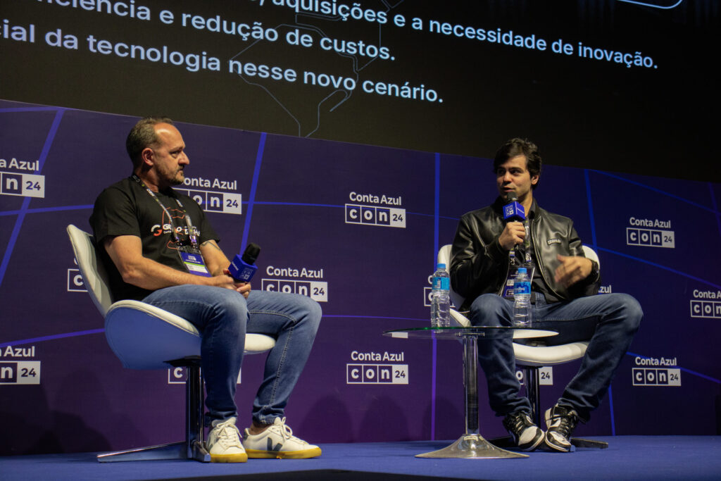 Jorge Vargas Neto e Nelson Boing apresentando painel sobre impacto da tecnologia na contabilidade, durante evento Conta Azul Con 24