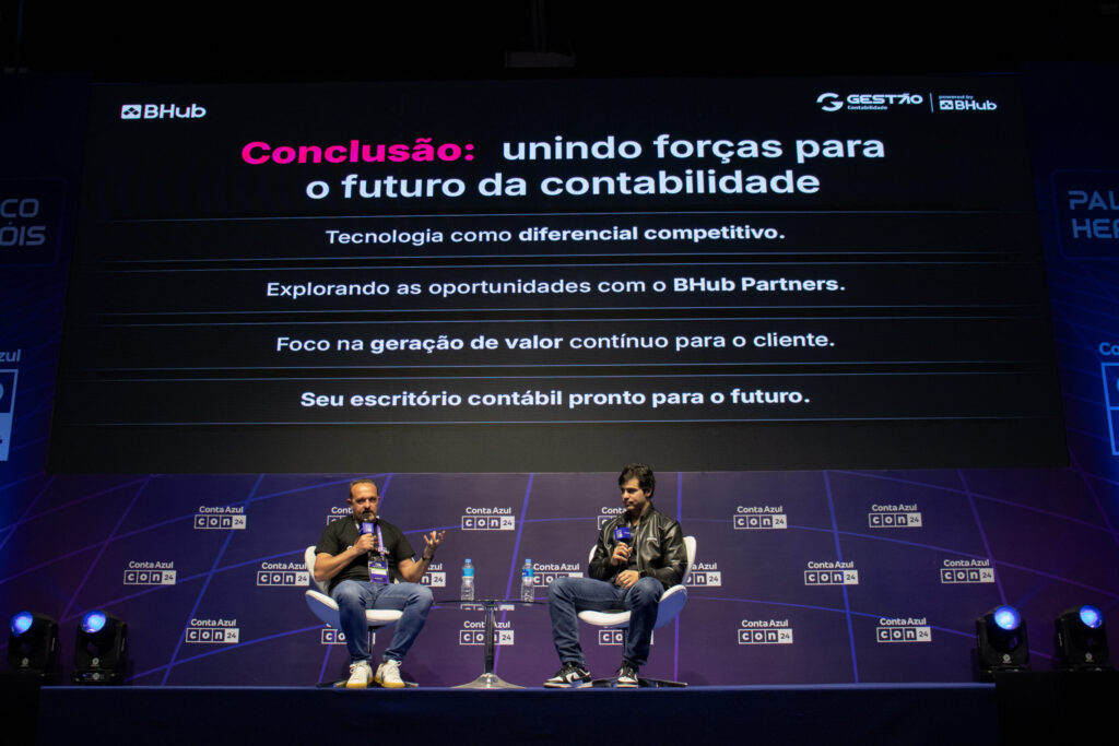 Imagem mais afastada de Jorge Vargas Neto e Nelson Boing apresentando painel sobre impacto da tecnologia na contabilidade, durante evento Conta Azul Con 24