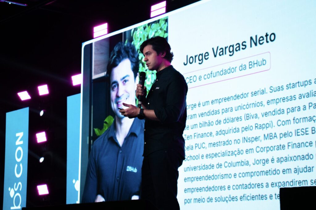 Jorge Vargas Neto, CEO da BHub, palestrando sobre inovação tecnológica no setor contábil brasileiro durante o evento ABS Con 24.