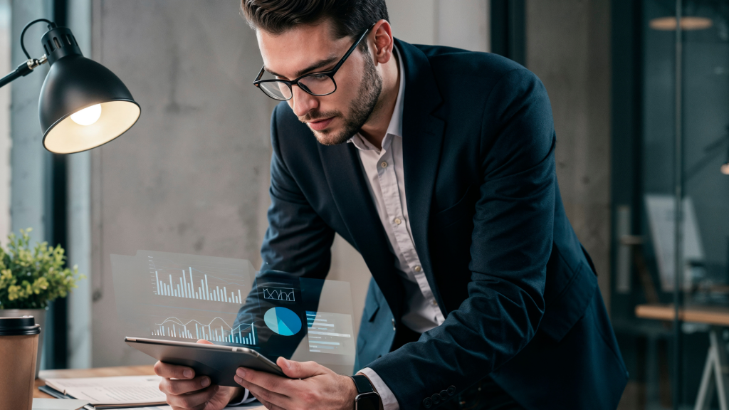 empresario analisando relatorio financeiro empresa