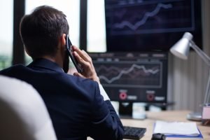 Empresário analisando fluxo de caixa