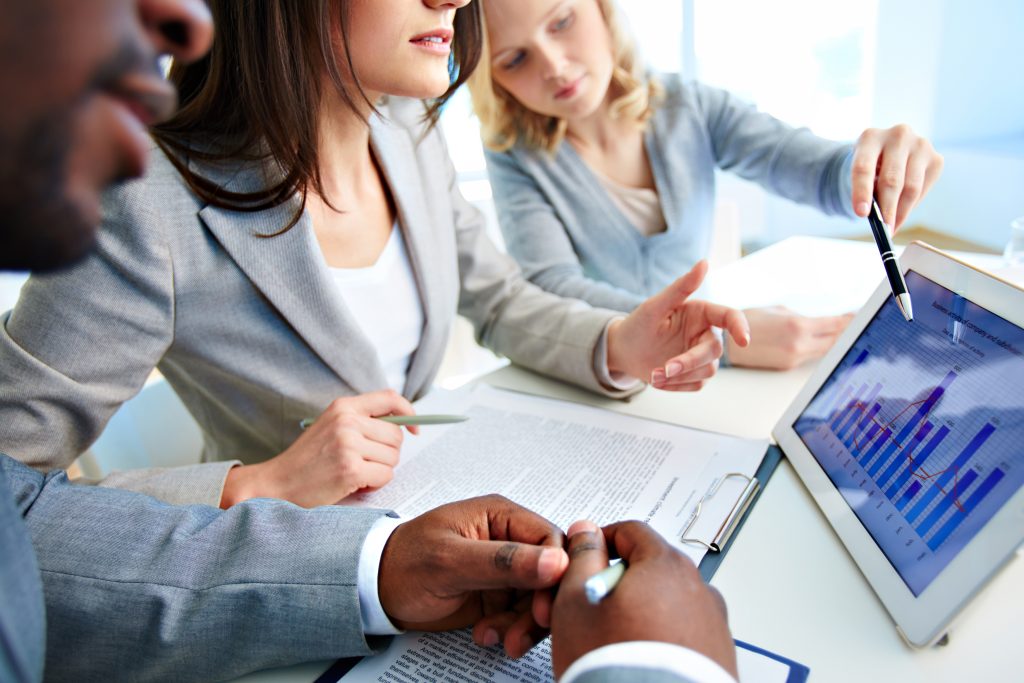 Reunião estratégica discutindo números