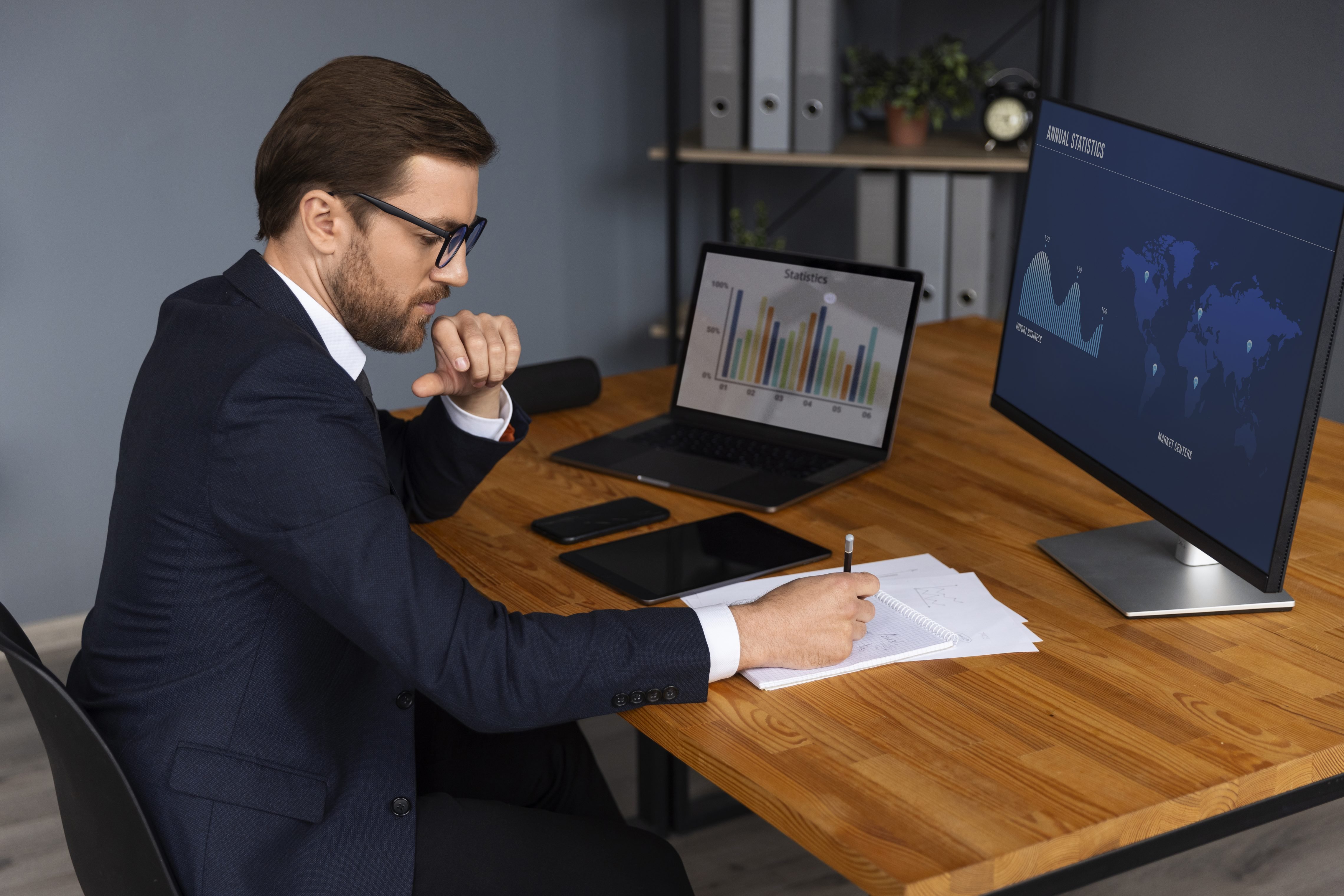 Empresário analisando relatório financeiro