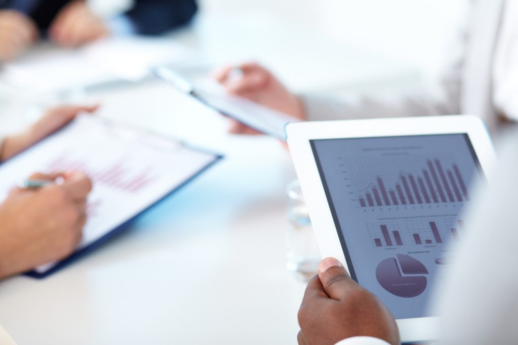 Empresário avaliando impacto da reforma tributária nas empresas no fluxo de caixa