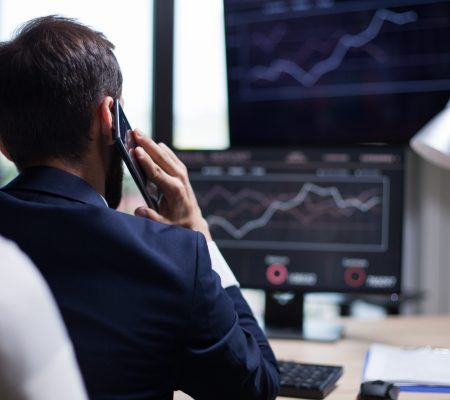 Empresário analisando fluxo de caixa