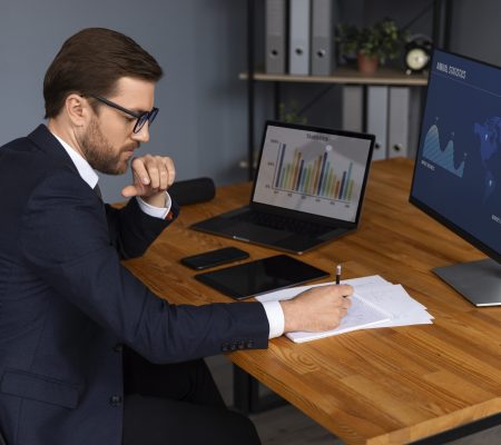 Empresário analisando relatório financeiro